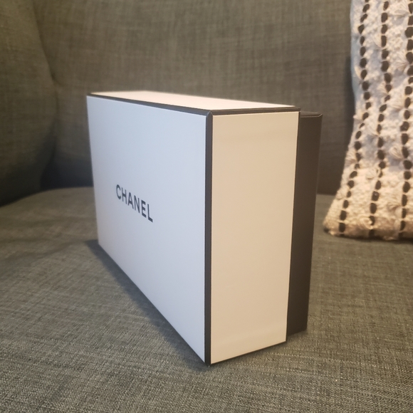 CHANEL Box - Picture 2 of 2